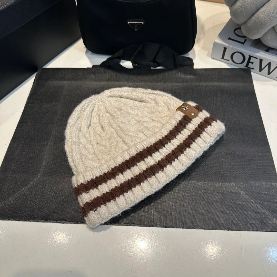 P60 Crow Heart Autumn and Winter Wool Knitted Beanie This must be the favorite of minimalism. It is clean, neat, fashionable and versatile, and will definitely not be picky about your face shape! A fashionable classic that lasts forever! Fashionable black and white can be purchased together!